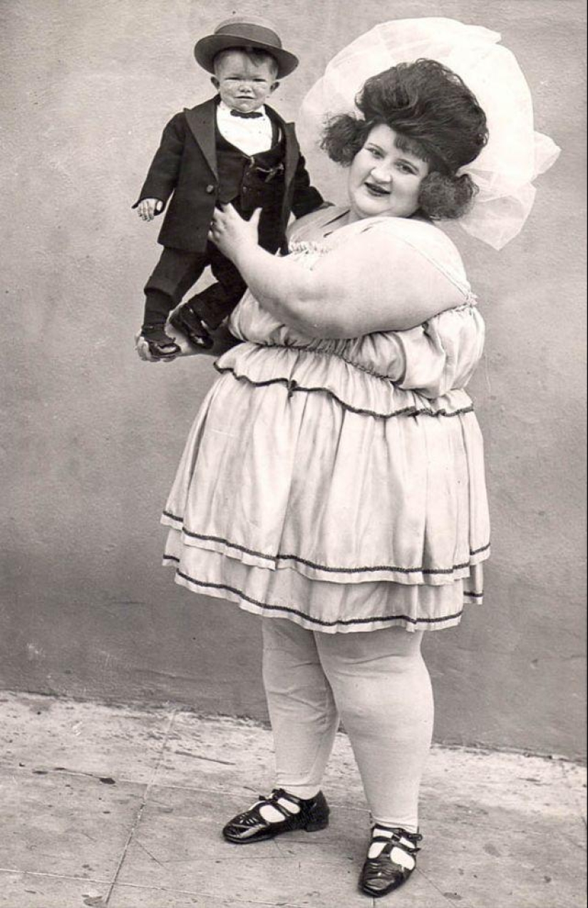 La mujer más grande y el hombre más pequeño: la historia de una fotografía La mujer más grande y el hombre más pequeño: la historia de una fotografía