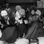 La subcultura de los años 70, la época de Margaret Thatcher y las calles de Tokio, en la fotografía social de Chris Steele-Perkins