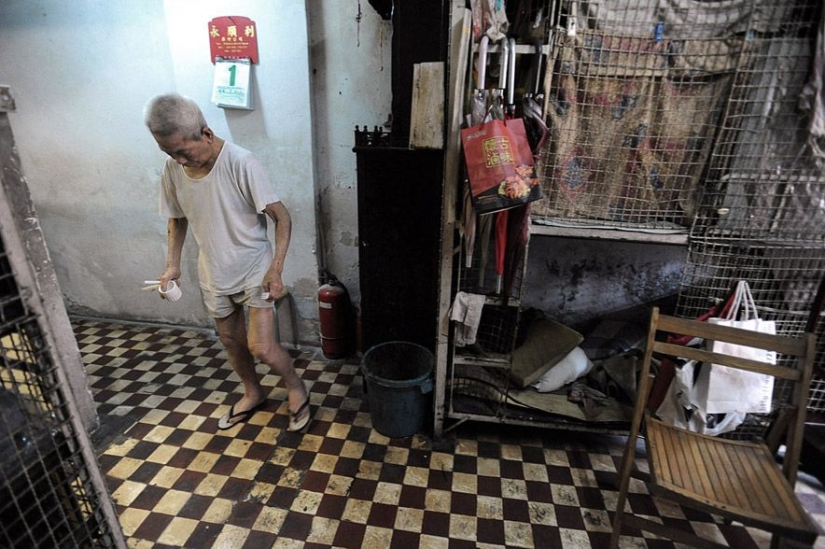 La vida en "jaulas para perros" en Hong Kong