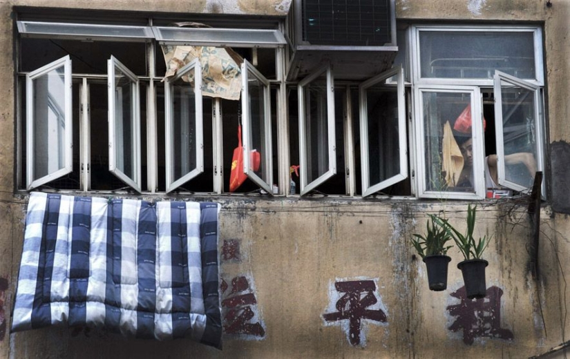 La vida en "jaulas para perros" en Hong Kong