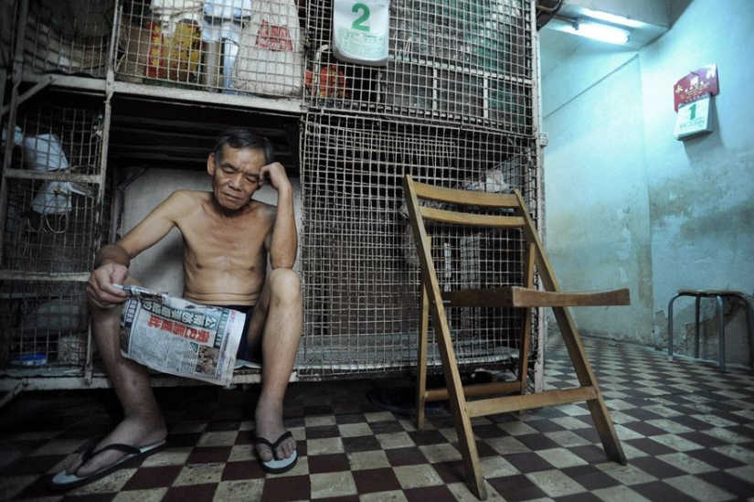 La vida en "jaulas para perros" en Hong Kong