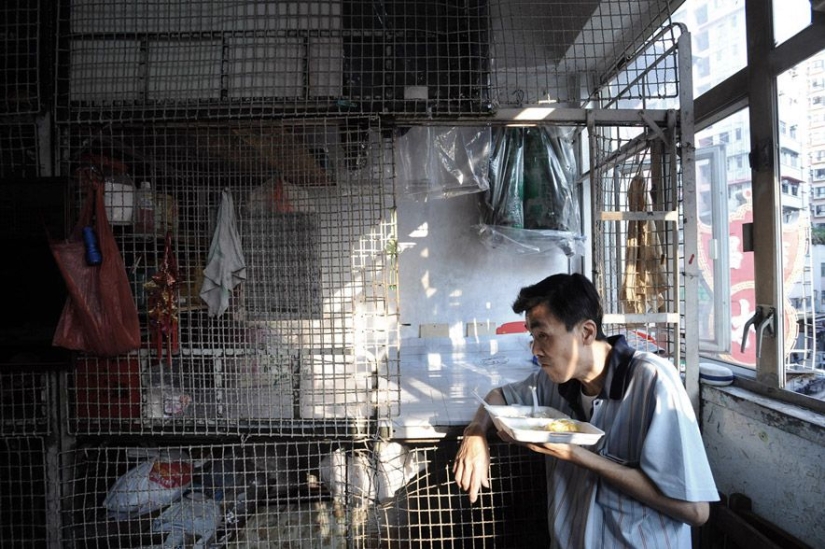 La vida en "jaulas para perros" en Hong Kong