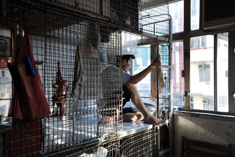 La vida en "jaulas para perros" en Hong Kong