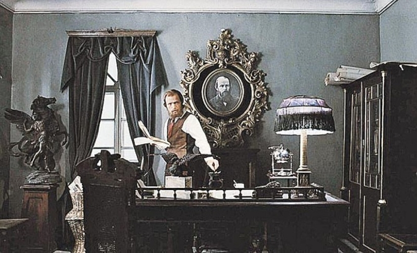 Las cuatro patas de la estrella de "Mosfilm": caballo de bronce, que fue filmada en no menos Mironov Las cuatro patas de la estrella de "Mosfilm": caballo de bronce, que fue filmada en no menos Mironov