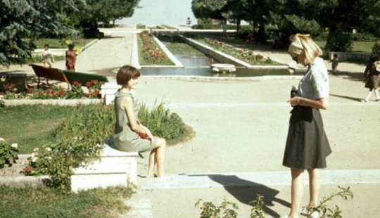 Las faldas cortas, los picnics en el lado de la carretera y la sonrisa de los niños — lo que era antes de que los Talibanes de Afganistán