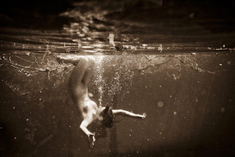 Las niñas y el elemento de agua absorbente por Neil Craver Las niñas y el elemento de agua absorbente por Neil Craver