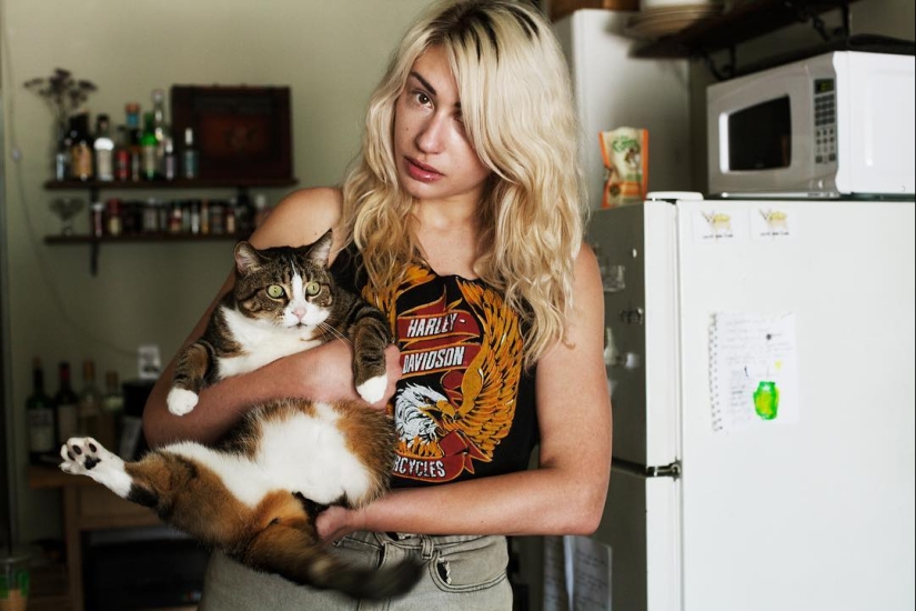 "Las niñas y los gatos": un fotógrafo de nueva York en contra de los estereotipos acerca de crazy cat ladies "Las niñas y los gatos": un fotógrafo de nueva York en contra de los estereotipos acerca de crazy cat ladies