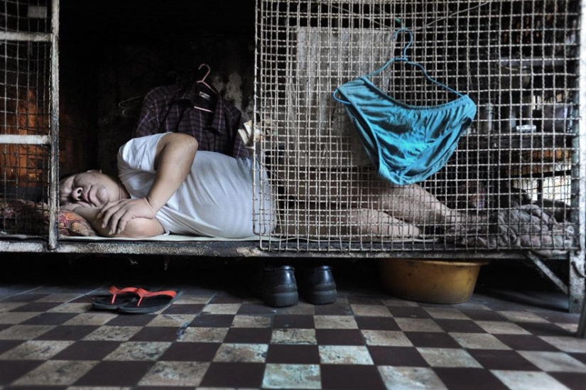 Life in "dog cages" in Hong Kong