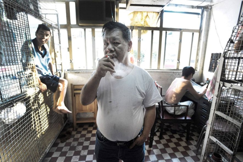 Life in "dog cages" in Hong Kong