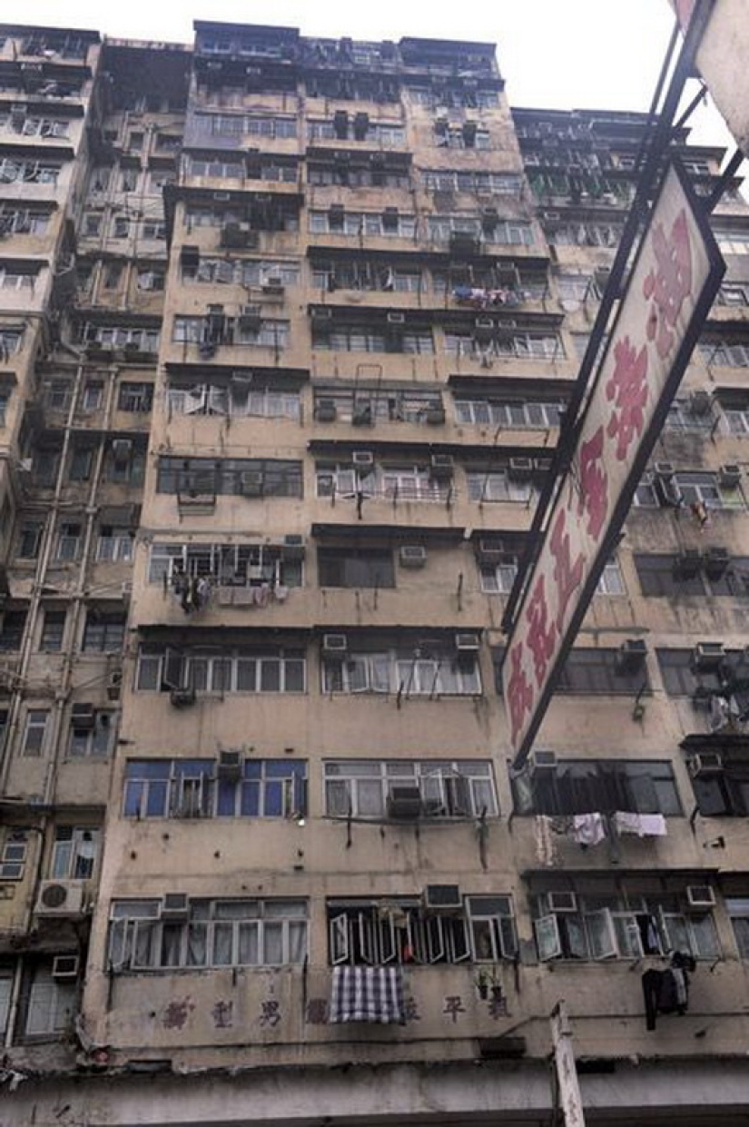 Life in "dog cages" in Hong Kong