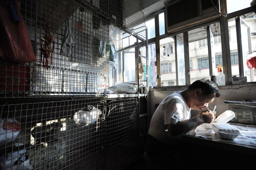 Life in "dog cages" in Hong Kong