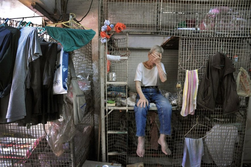 Life in "dog cages" in Hong Kong