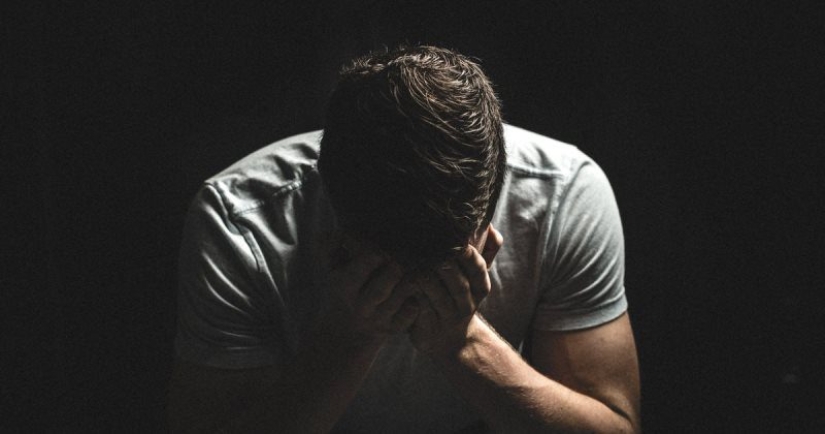 Life in the dark: the mad bet of poker players