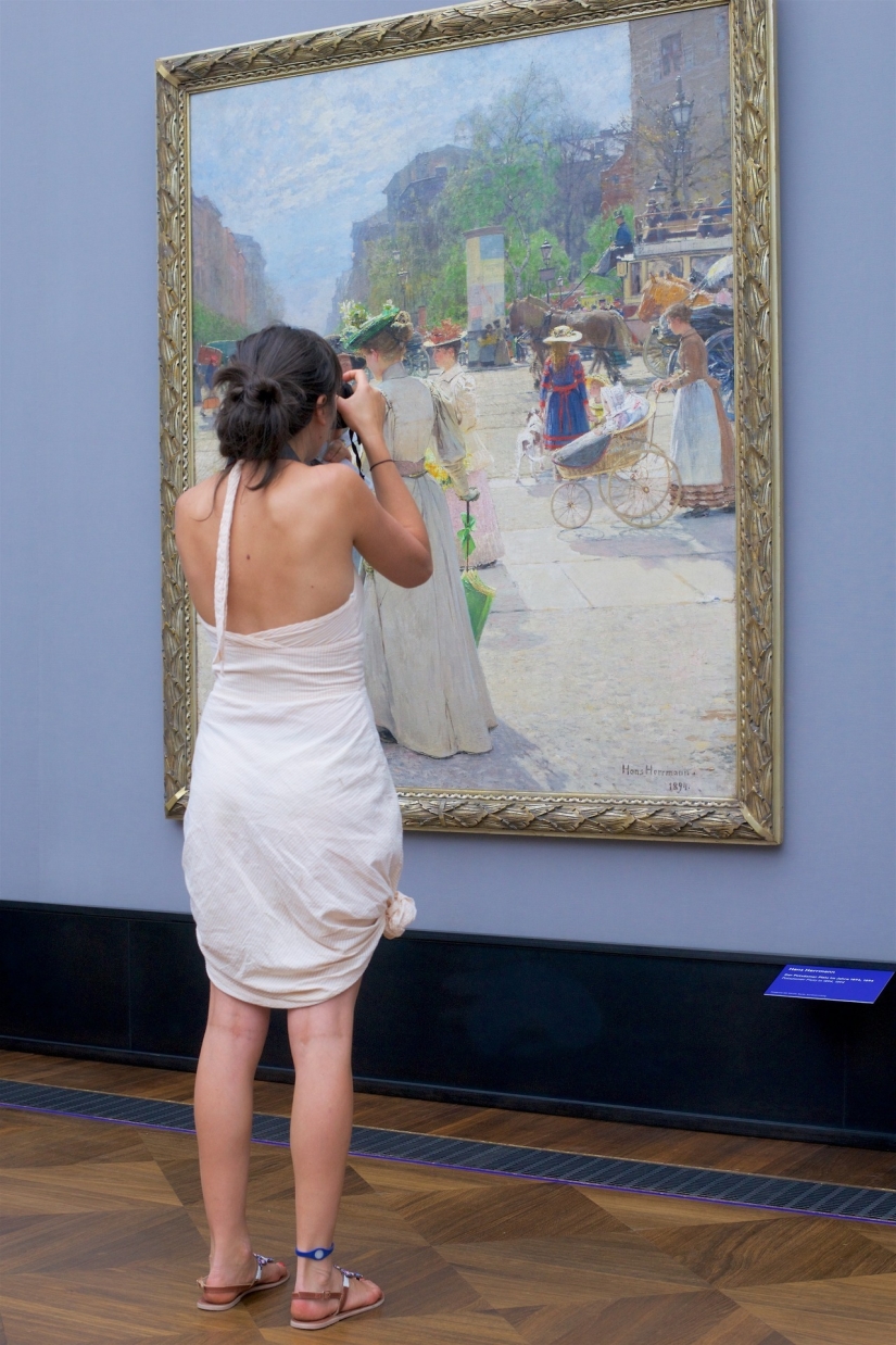 Life repeats art: an Austrian takes photos of museum visitors who "coincided" with the paintings