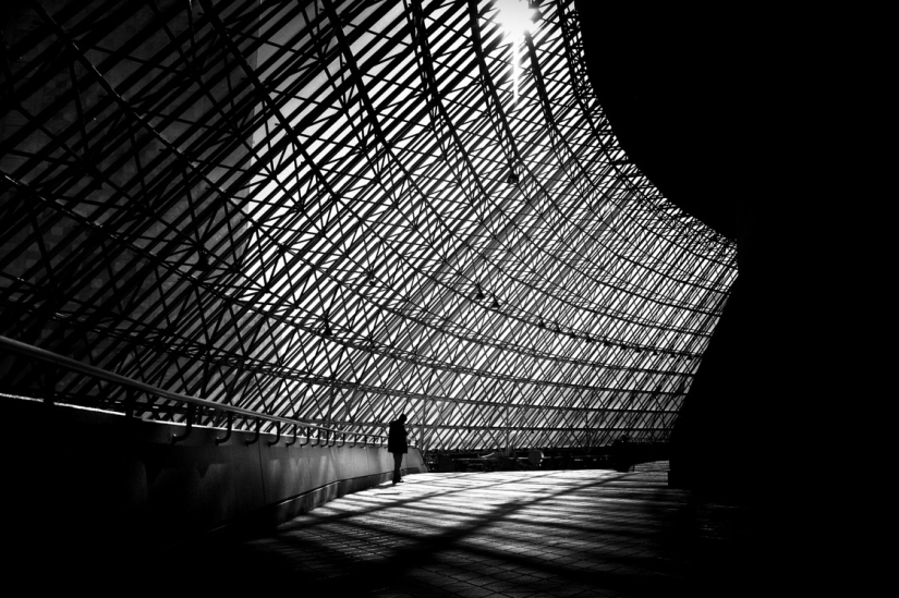 Lonely figures in a black-and-white world: mesmerizing images by a Japanese photographer