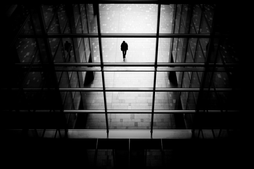 Lonely figures in a black-and-white world: mesmerizing images by a Japanese photographer