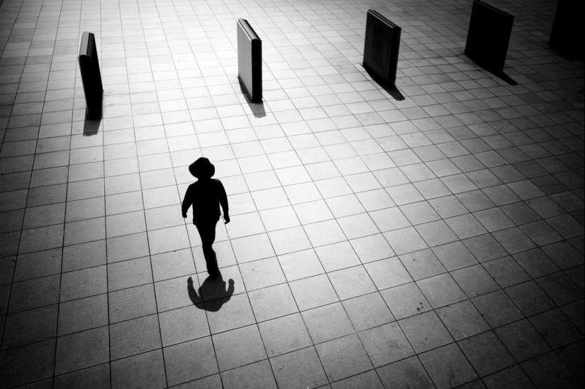 Lonely figures in a black-and-white world: mesmerizing images by a Japanese photographer