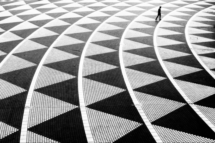 Lonely figures in a black-and-white world: mesmerizing images by a Japanese photographer