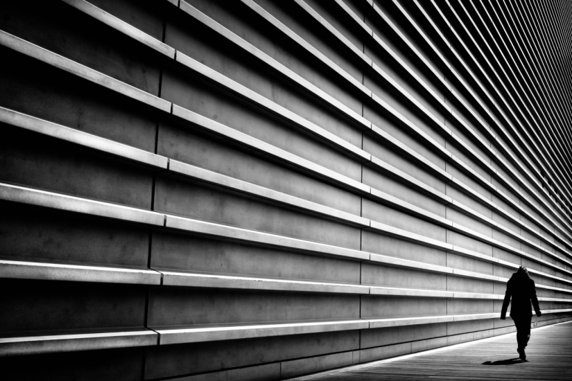 Lonely figures in a black-and-white world: mesmerizing images by a Japanese photographer