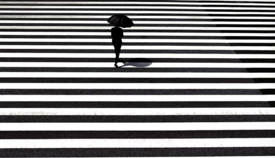 Lonely figures in a black-and-white world: mesmerizing images by a Japanese photographer Lonely figures in a black-and-white world: mesmerizing images by a Japanese photographer