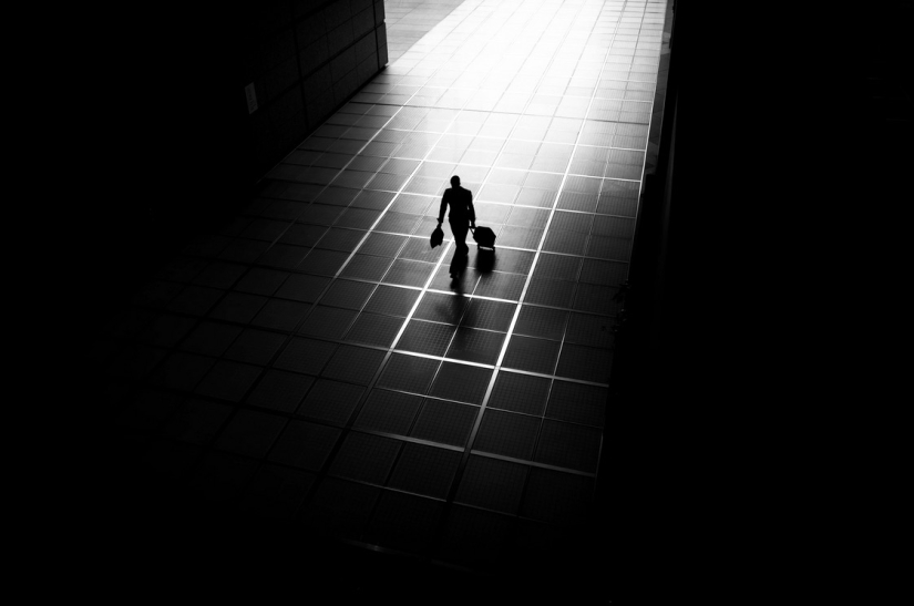 Lonely figures in a black-and-white world: mesmerizing images by a Japanese photographer