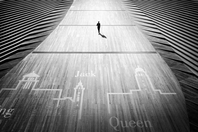 Lonely figures in a black-and-white world: mesmerizing images by a Japanese photographer