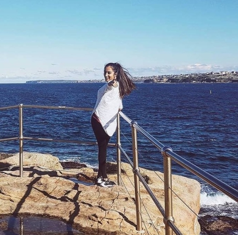 Look again — there is no girl on a motorcycle, no! Look again — there is no girl on a motorcycle, no!