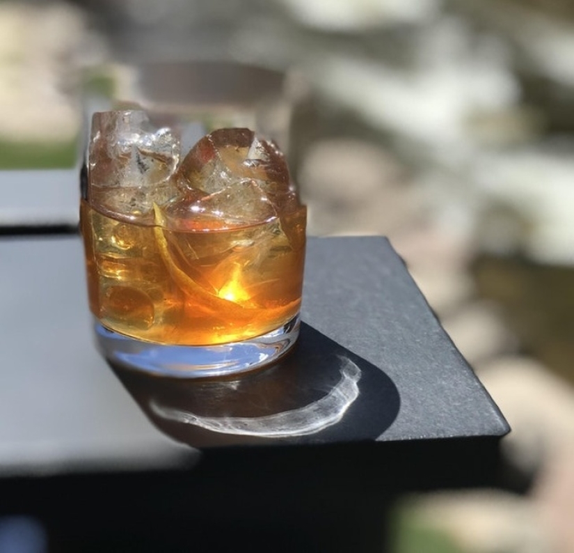 Look again — there is no girl on a motorcycle, no! Look again — there is no girl on a motorcycle, no!