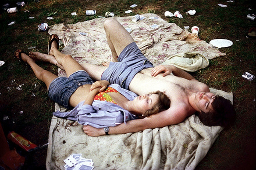 Los pantalones cortos de mezclilla azul son una tendencia favorita de las chicas estadounidenses de los años 70