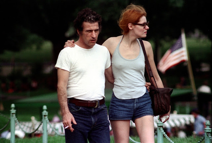 Los pantalones cortos de mezclilla azul son una tendencia favorita de las chicas estadounidenses de los años 70