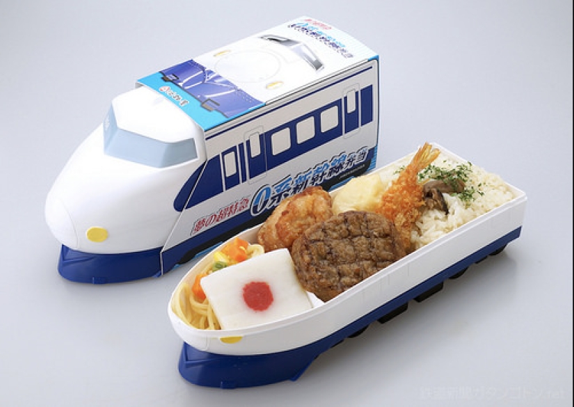 Lotus root, burdock snack and omelette with hieroglyphs: what they serve at the train station in Tokyo