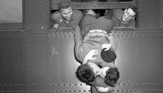 Love during the war: 30 photos about seeing off and meeting soldiers