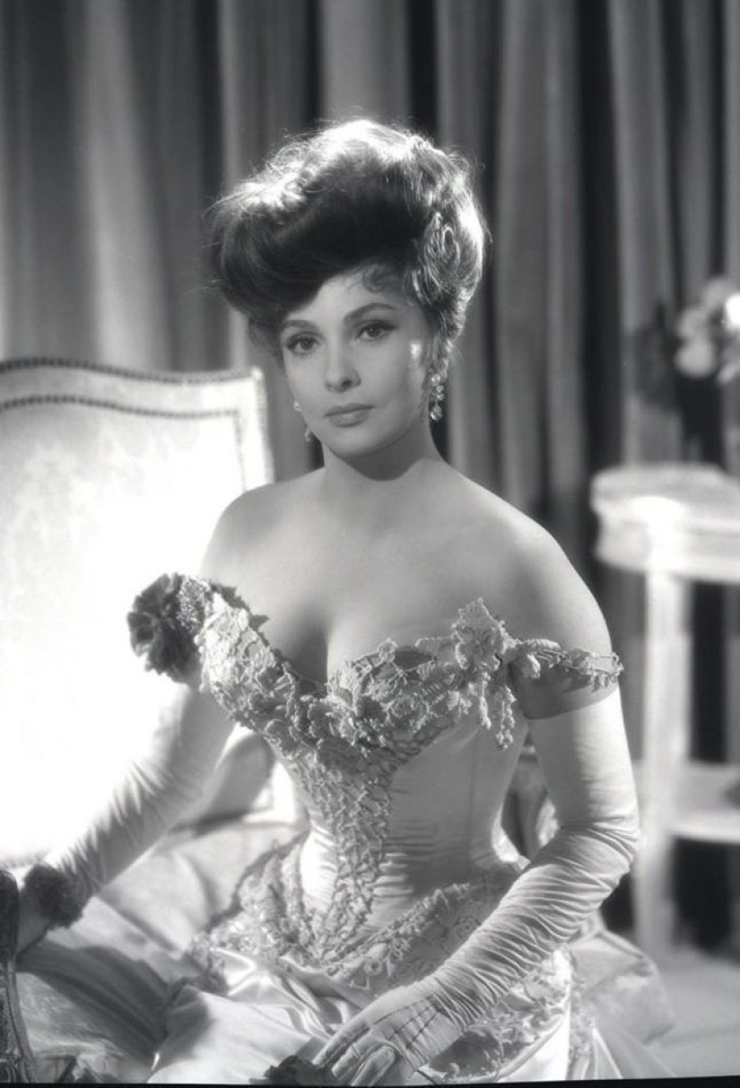 Luxury neckline beautiful Italian Actresses