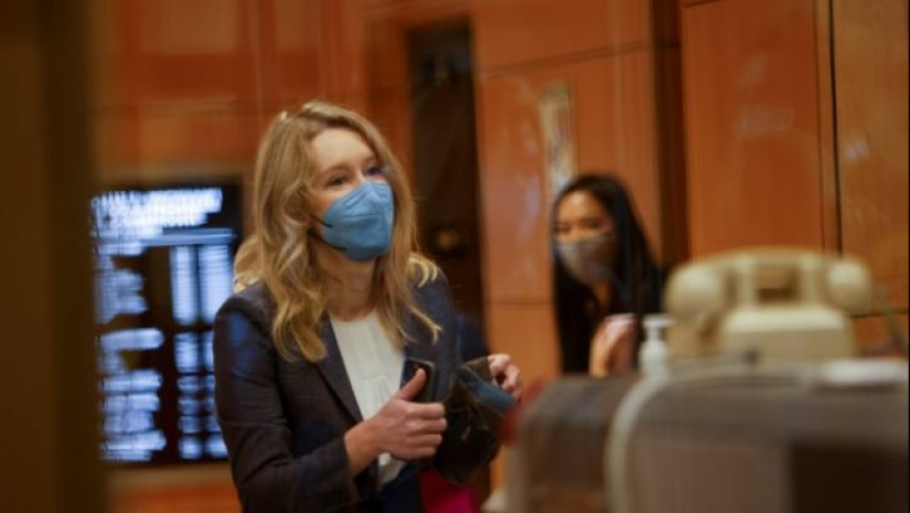 "Mala sangre" , o cómo Elizabeth Holmes estafó al mundo entero alrededor de su dedo