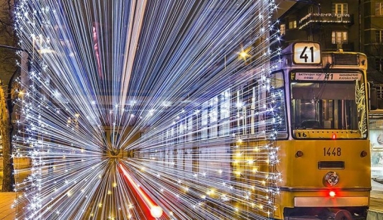 Maravillosos tranvías luminosos en Budapest por la noche