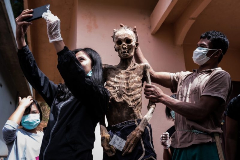 Memoria eterna: los residentes de la tribu indonesia han guardado los cuerpos de familiares fallecidos en sus hogares durante décadas Memoria eterna: los residentes de la tribu indonesia han guardado los cuerpos de familiares fallecidos en sus hogares durante décadas