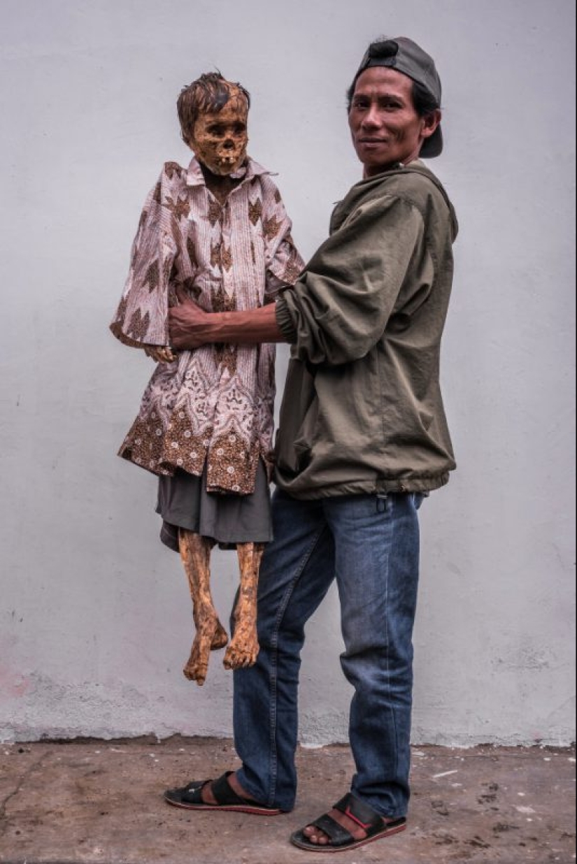 Memoria eterna: los residentes de la tribu indonesia han guardado los cuerpos de familiares fallecidos en sus hogares durante décadas Memoria eterna: los residentes de la tribu indonesia han guardado los cuerpos de familiares fallecidos en sus hogares durante décadas