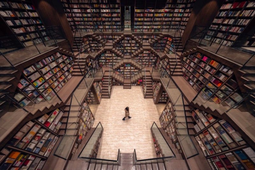 Mirrored ceilings have turned a Chinese bookstore into fabulous labyrinths Mirrored ceilings have turned a Chinese bookstore into fabulous labyrinths