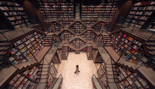 Mirrored ceilings have turned a Chinese bookstore into fabulous labyrinths