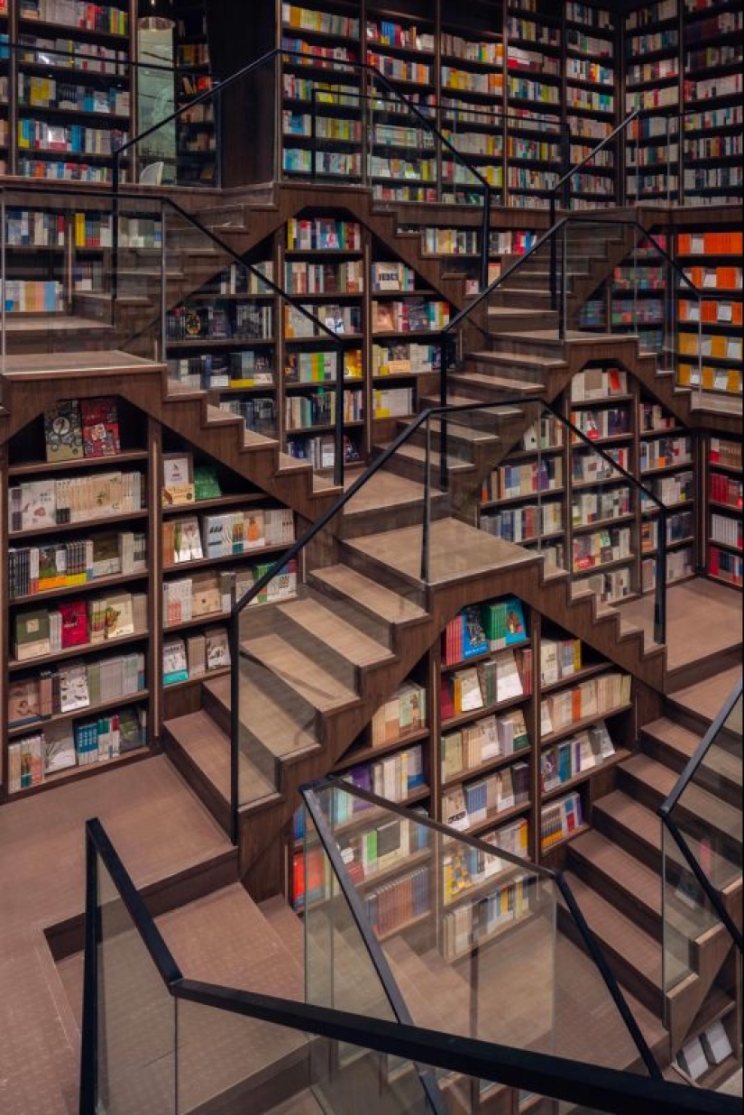 Mirrored ceilings have turned a Chinese bookstore into fabulous labyrinths Mirrored ceilings have turned a Chinese bookstore into fabulous labyrinths