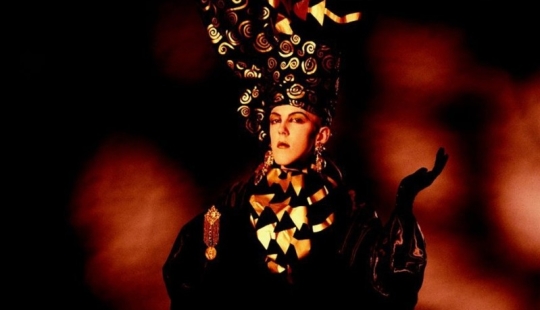 Moda sin fronteras: cómo la escandalosa Scarlett Cannon cambió el concepto de estilo