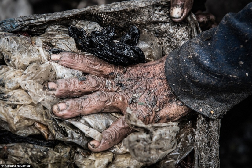 "Mundo vil" : cómo 3.000 familias con niños viven en un enorme vertedero "Mundo vil" : cómo 3.000 familias con niños viven en un enorme vertedero