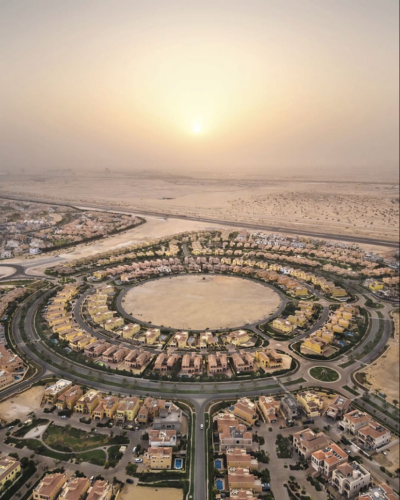 Nature versus people: the photographer filmed from the drone, as the desert devours Dubai and Abu Dhabi