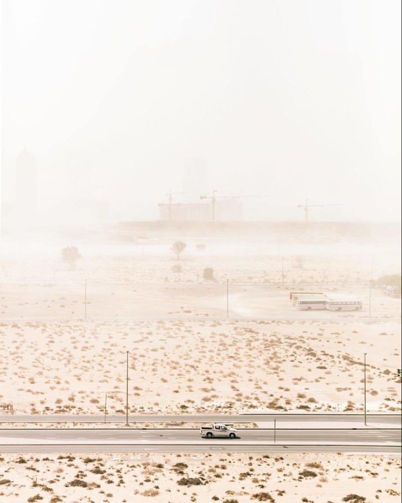 Nature versus people: the photographer filmed from the drone, as the desert devours Dubai and Abu Dhabi