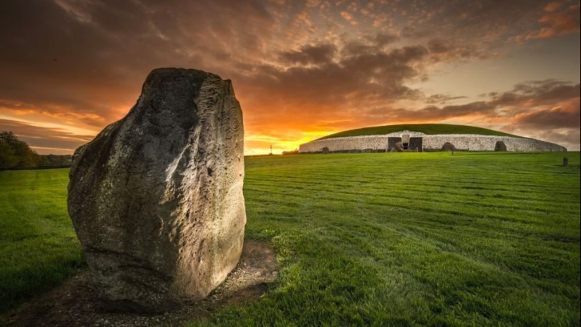 Newgrange is a megalithic complex, more impressive than Stonehenge Newgrange is a megalithic complex, more impressive than Stonehenge