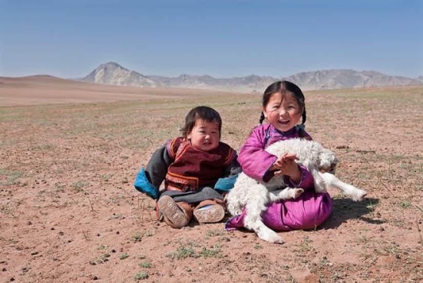 "Niños de la Nación", o por qué los nómadas mongoles adoptaron huérfanos chinos "Niños de la Nación", o por qué los nómadas mongoles adoptaron huérfanos chinos