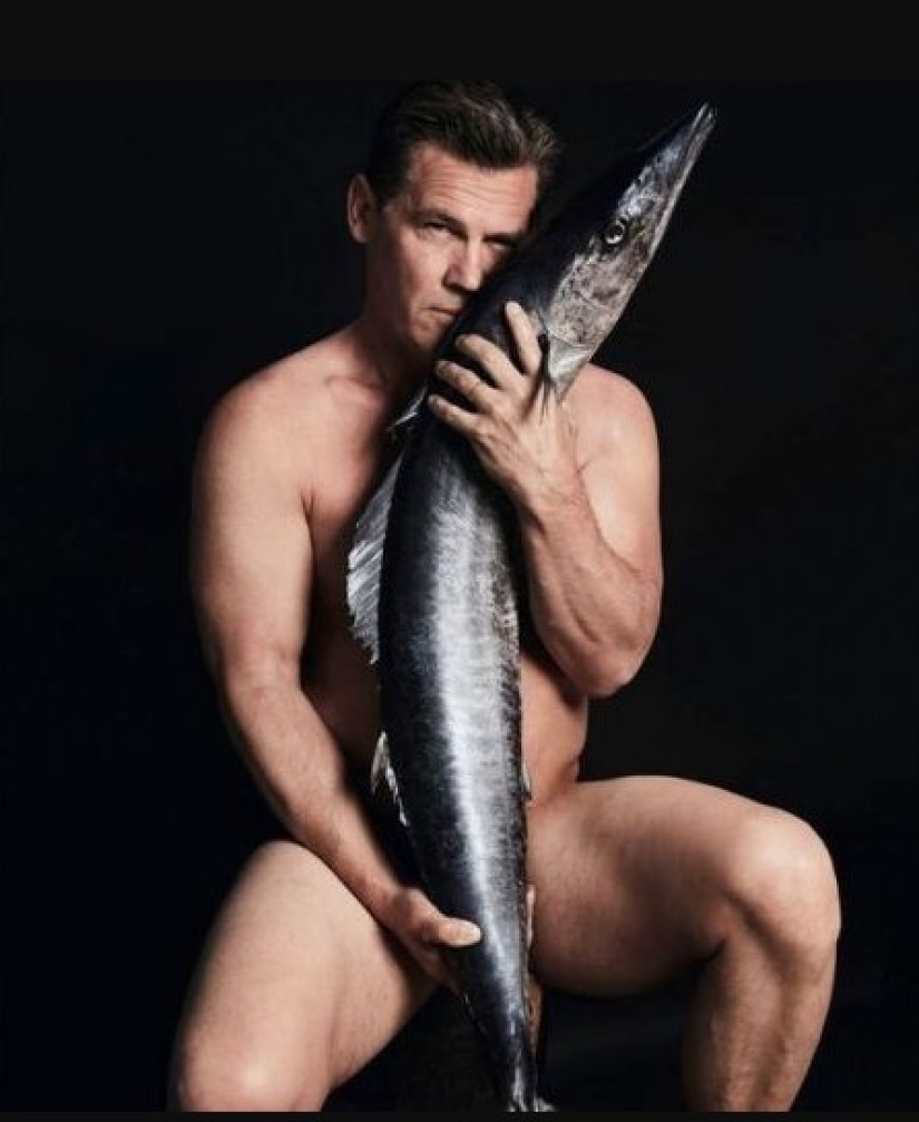 Nude actors were photographed with fish for the protection of marine life Nude actors were photographed with fish for the protection of marine life