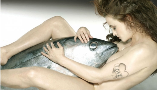 Nude actors were photographed with fish for the protection of marine life Nude actors were photographed with fish for the protection of marine life