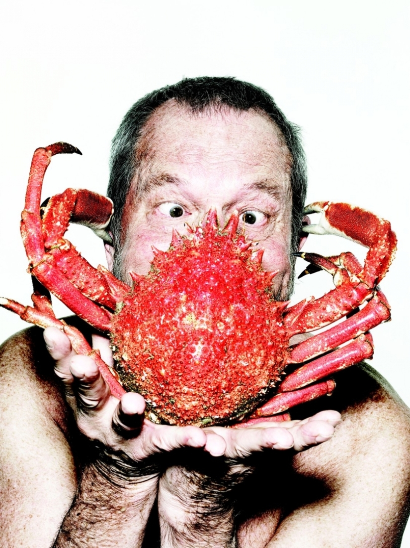 Nude actors were photographed with fish for the protection of marine life Nude actors were photographed with fish for the protection of marine life