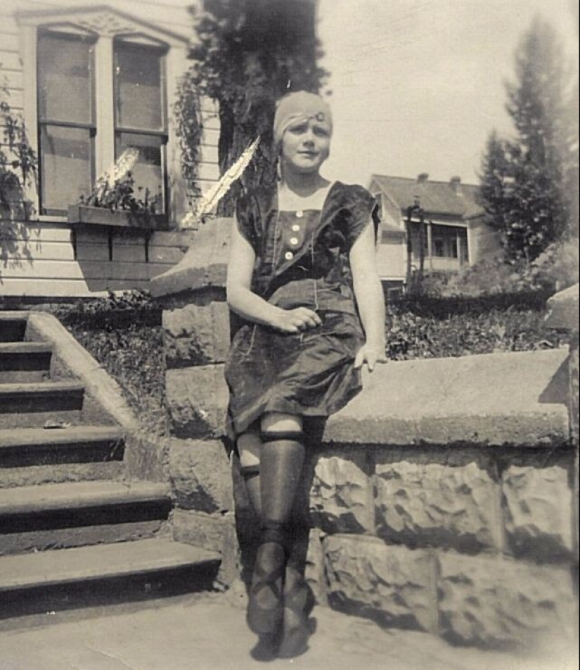 Obscene fashion of a century ago - stockings rolled up under the knee